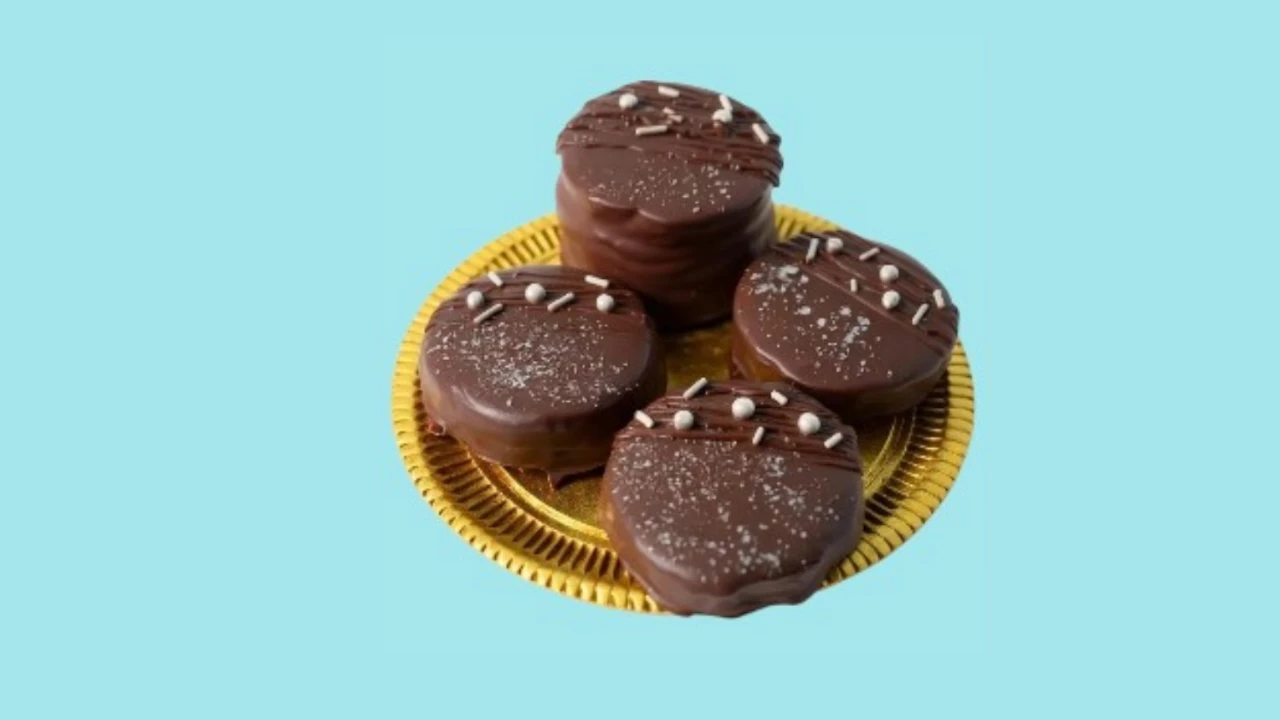 Alfajores de chocolate negro, chocolate blanco, membrillo, maicena y coco - Iris pastelería La Plata